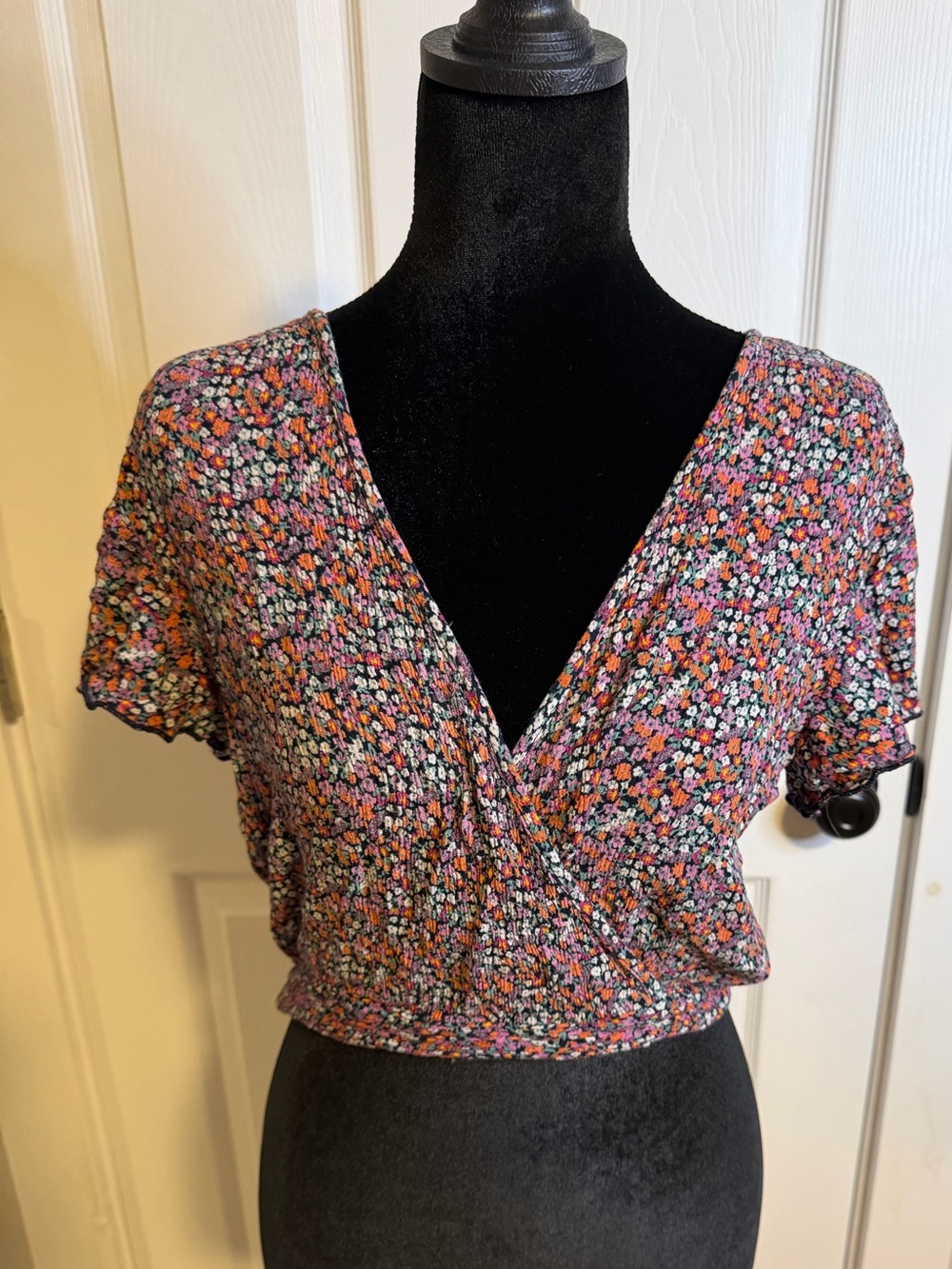 patrons of peace floral wrap crop top flutter sleeve size small